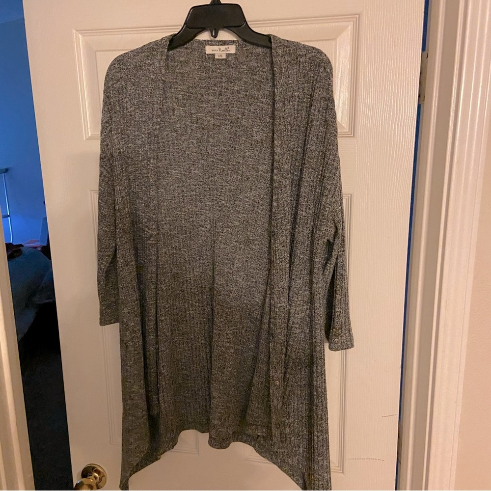 Simple Noelle L/XL cardigan with cute button details!